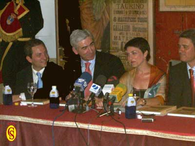 Autoridades en la presentaci�n del libro