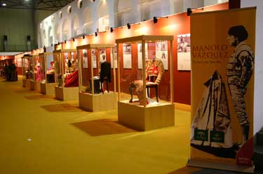 Vista de la exposici�n con algunos de los trajes