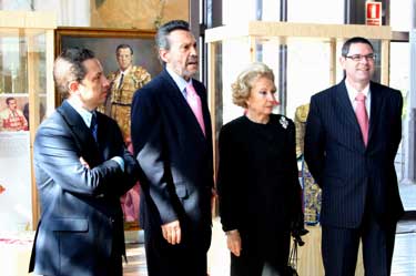 La viuda del maestro con las autoridades asistentes a la inauguracion