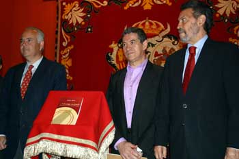 El autor en el centro con las autoridades sevillanas.
