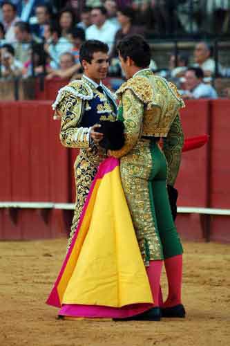 Sus compa�eros le brindaron sus toros