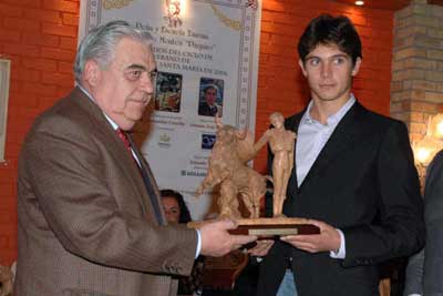 Diego Arag�n entregando el premio Bodegas El Sanatorio a Sebastian Castella.