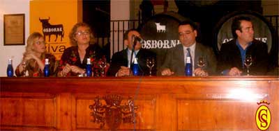 Olga P�rez, Rocio Oliva, Juan Barrero, Curro Orgambides y el RRPP de Osborne.