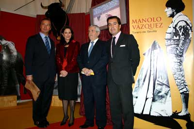 Autoridades pacenses con el matador Victor Mendes.