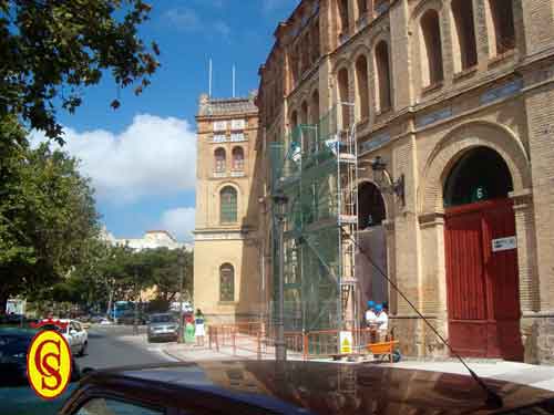 Una escuela taller restaura el exterior de la Plaza Real