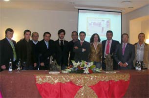 Los socios de la pe�a en uni�n de Morante. Foto de Diario Bahia de C�diz