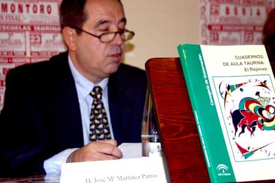 el autor Jos� Mar�a Mart�nez Parras, con el cuaderno presentado