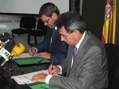 Demetrio P�rez y Luis Navarrete firman el Convenio.