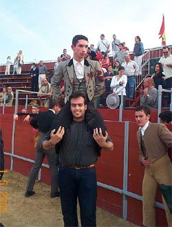 Javier Saucedo a hombros en Chiclana