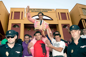 Fandiño abre la Puerta Grande en el segundo festejo de feria en Guadalajara