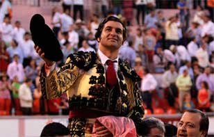 Morante corta dos orejas, faen&oacute;n de Juan Pablo S&aacute;nchez