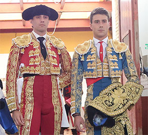  LOS FLEQUILLOS QUE AHORA PEINAN MOJADO.