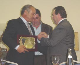 Borja Domecq recibe la menci�n especial de manos del presidente de la pe�a (FOTO: Manuel Sotelino)