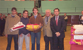 El alcalde Chiclana entragando material a los alumnos de la escuela de Chiclana