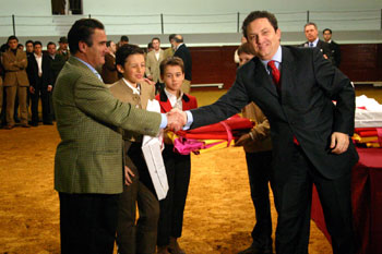 Imagen de archivo. El Director Gral. de Juegos y espect�culos Sr. Soriano, entregando material a los alumnos.