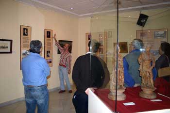 Visitantes en la exposici�n "Paquiro"