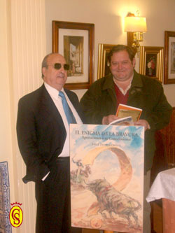 El Dr. Zaldivar con Joaquin Melgarejo junto a la portada del libro.