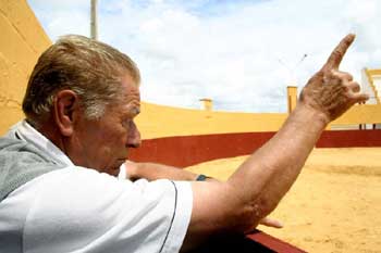 El maestro Emilio Oliva dirigiendo a los alumnos en el tentadero.