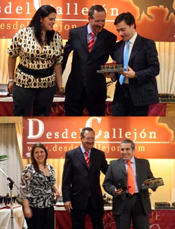 Los premiados recibiendo su premio de manos de Juan Tellez