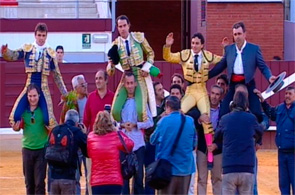 Triunfal festejo en Puertollano, con toreros y mayoral en la Puerta Grande 