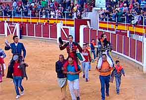 Galán, Jiménez y Linares, a hombros en la corrida benéfica de Tomelloso