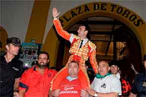 Ponce sale a hombros y triunfo del Juli, que se marcha a pie en Huesca