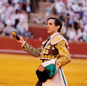 Juan Ortega vuelve a bordar el toreo con el capote y corta una oreja en el mano a mano 