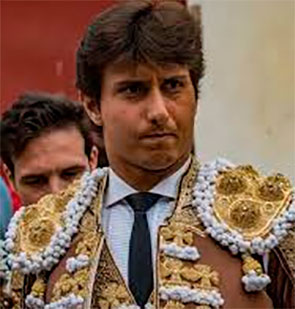 Andrés Roca Rey dona más de 30.000 € en material de toreo a las Escuelas Taurinas de Andalucía Andrés Roca Rey dona más de 30.000 € en material de toreo a las Escuelas Taurinas de Andalucía